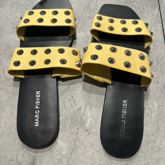 Marc Fisher Yellow and Black Perforated Sandals 9M - Picture 2 of 3